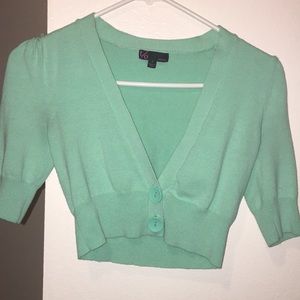 Cropped sweater half sleeve with a extra button